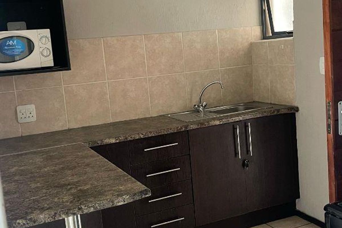 This spacious 2-bedroom apartment is in a majority student occupied complex. - Photo 3