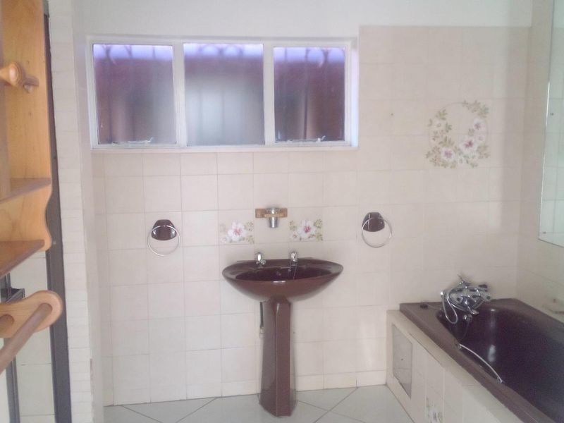 Light, bright family home on corner stand - Photo 5