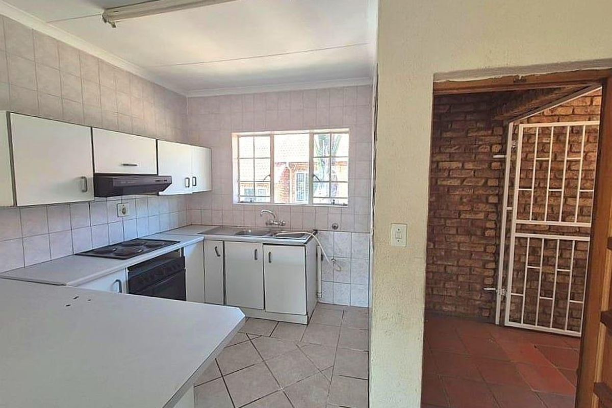 3 Bedroom Townhouse in Glenvista - Photo 3