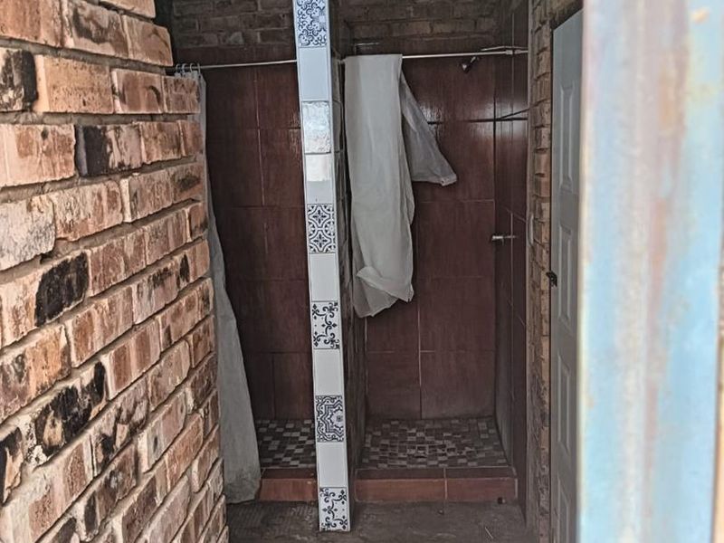 Live & Earn: 4-Bed Home + 9 Rented Units in Mahube Valley! - Photo 6