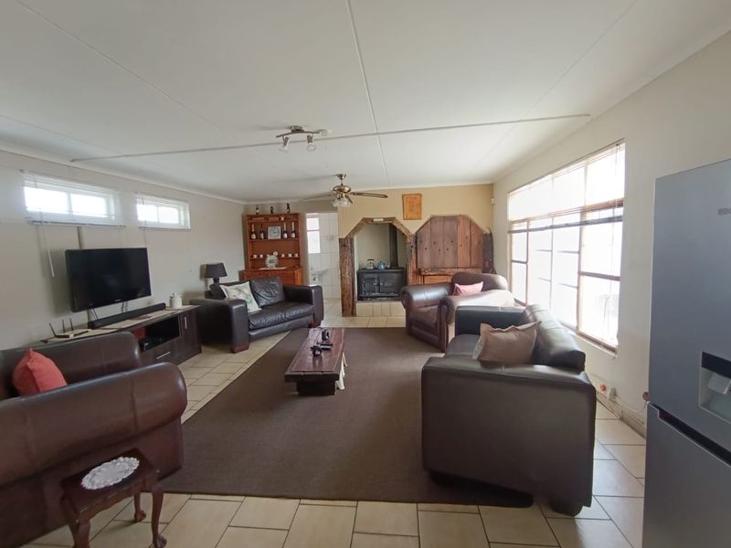 🏡 FOR SALE | CENTRAL, WALVIS BAY 🏡 N$2,835,000 - Photo 3