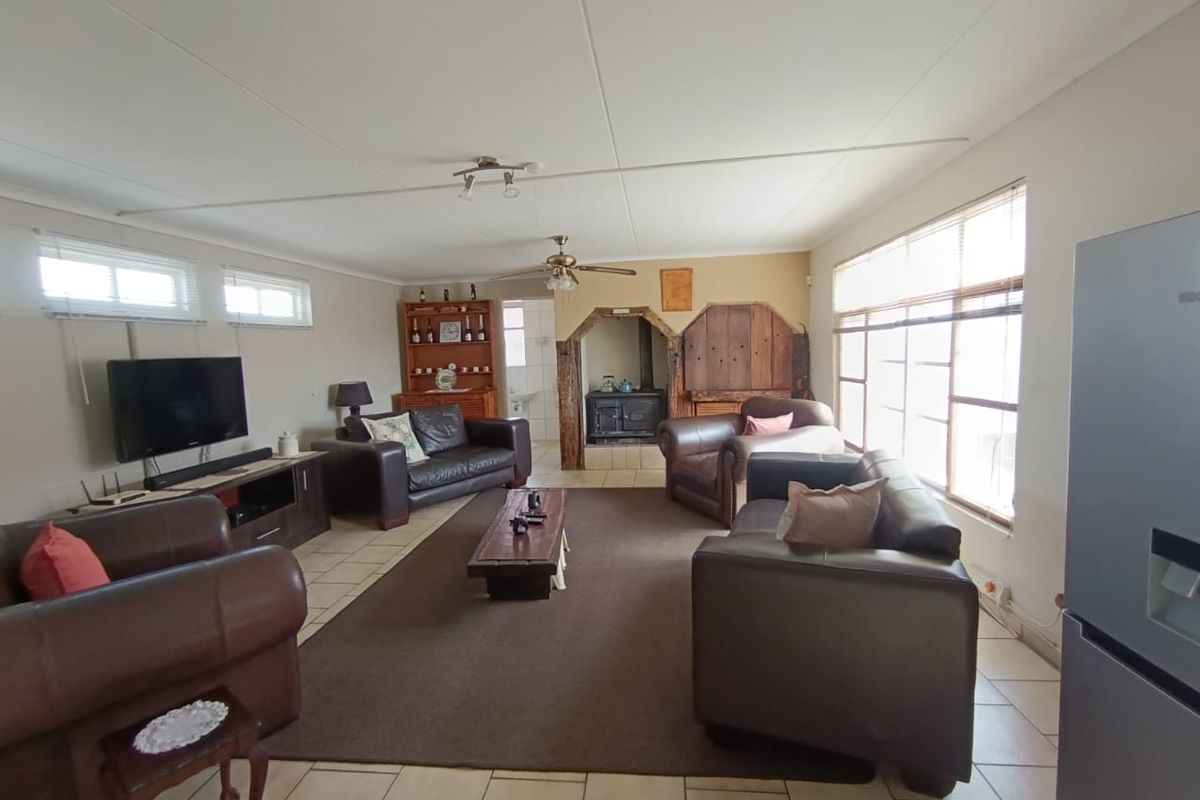 🏡 FOR SALE | CENTRAL, WALVIS BAY 🏡 N$2,835,000 - Photo 3