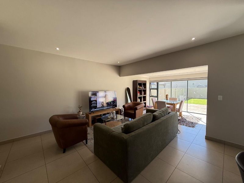 Stylish 3-Bedroom, 2-Bath Home Featuring Double Garage and Tranquil Private Garden - Photo 8