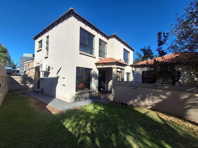 LUXURY, SECURITY AND STYLE IN DISTINGUISHED BASSONIA ROCK ESTATE - Photo 2