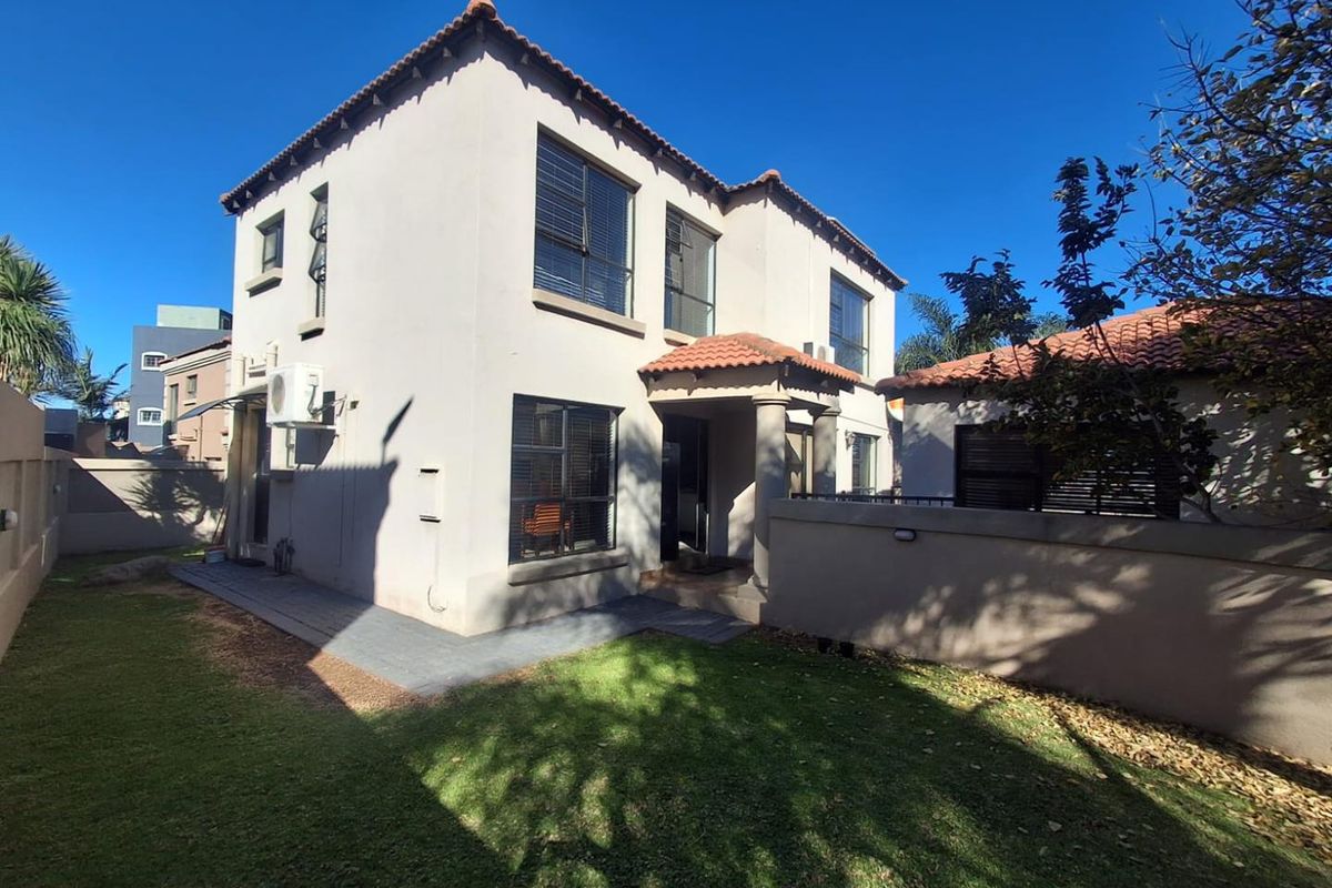 LUXURY, SECURITY AND STYLE IN DISTINGUISHED BASSONIA ROCK ESTATE - Photo 2