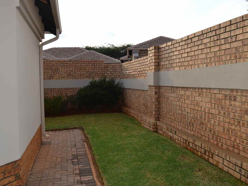 Beautful and modern house in the Wilds Estate - Photo 4