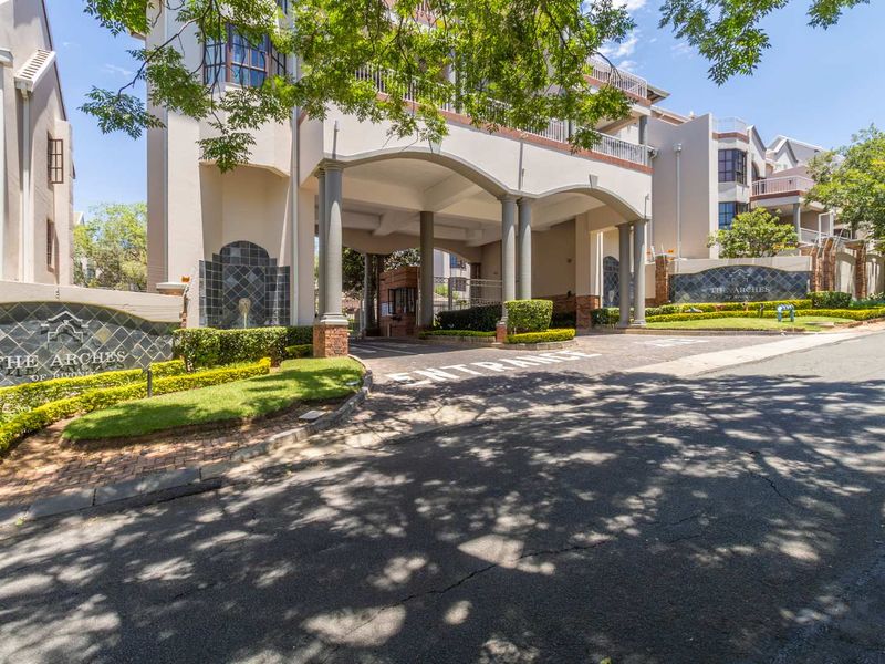 SPACIOUS 2 BED APARTMENT IN STUNNING COMPLEX - Photo 1