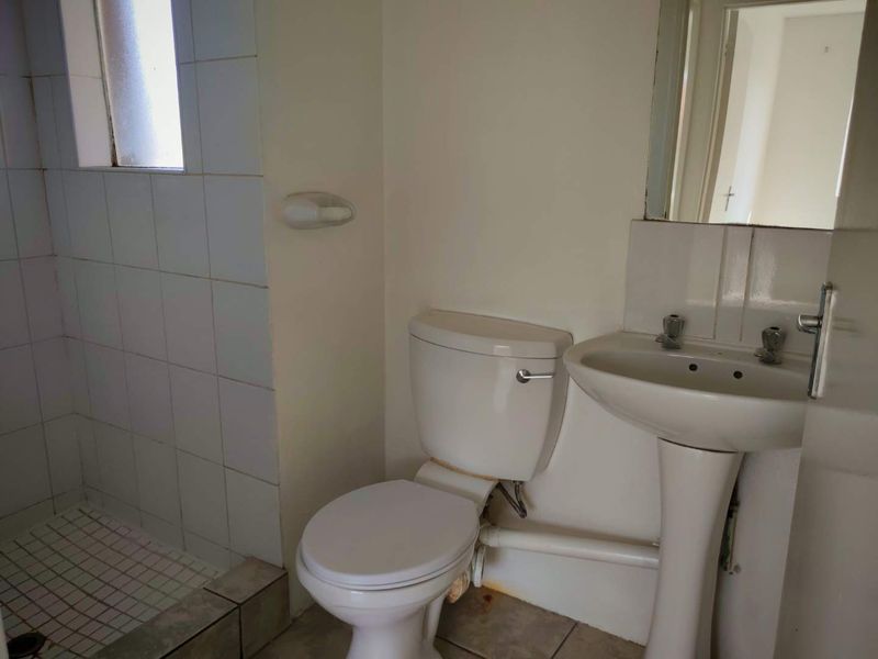 "Modern Comfort & Security in a 3-Bedroom Haven!" - Photo 10