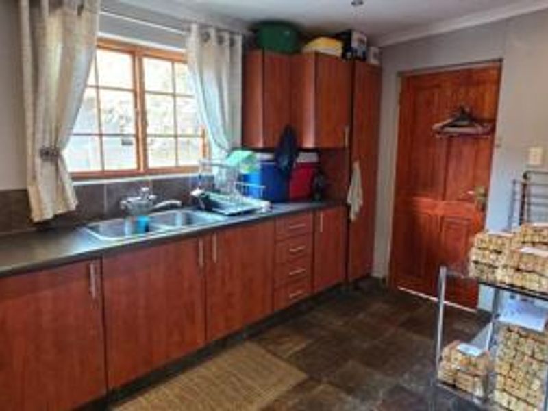 Stylishly Renovated 3-Bedroom Family Home with Pool and Entertainment Area - Photo 6