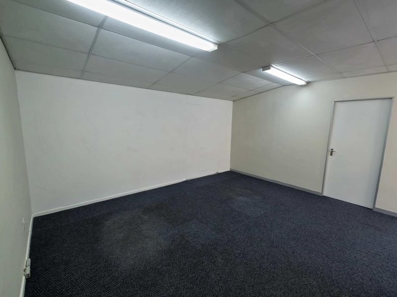 MINI WAREHOUSE/OFFICES TO LET - MONTAGUE GARDENS - Photo 8