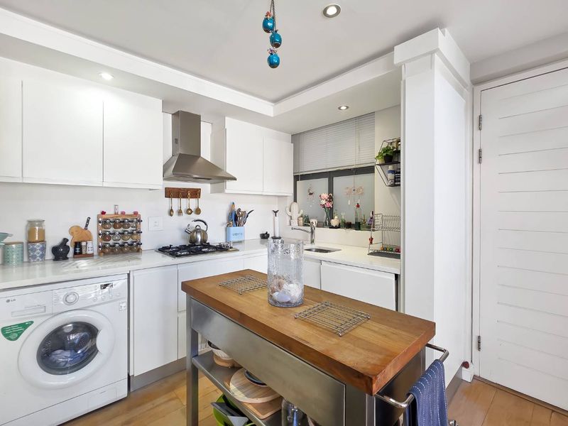 2 Bedroom Apartment in Vredehoek - Photo 10