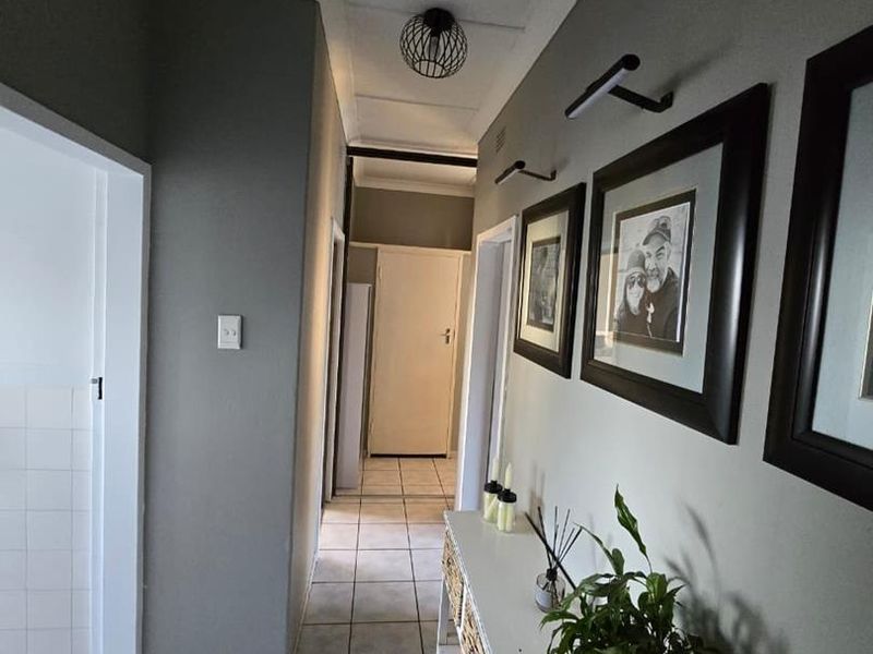 Spacious Living Awaits: 3 Beds, Open Plan, & Massive Backyard! - Photo 9