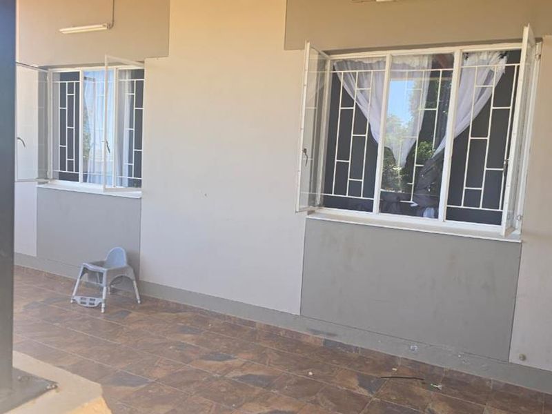 Keetmanshoop Westdene Ext 2: For Sale Neat 4 Bedroom House - Photo 5