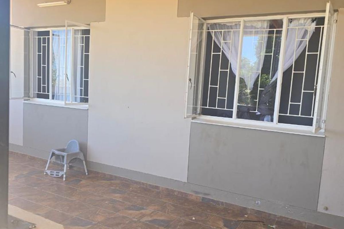 Keetmanshoop Westdene Ext 2: For Sale Neat 4 Bedroom House - Photo 5