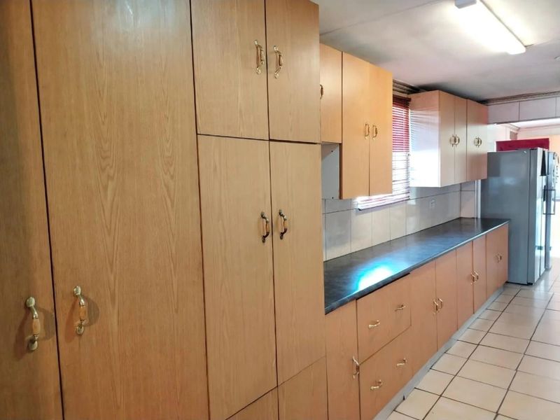 Spacious 5-Bedroom Family Home in a Secure Boomed-Off Area - Photo 6