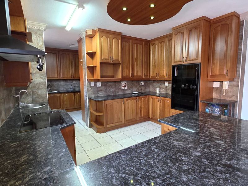 Entertainers Dream 4 Bedroom 5 Bathroom Home - Photo 7