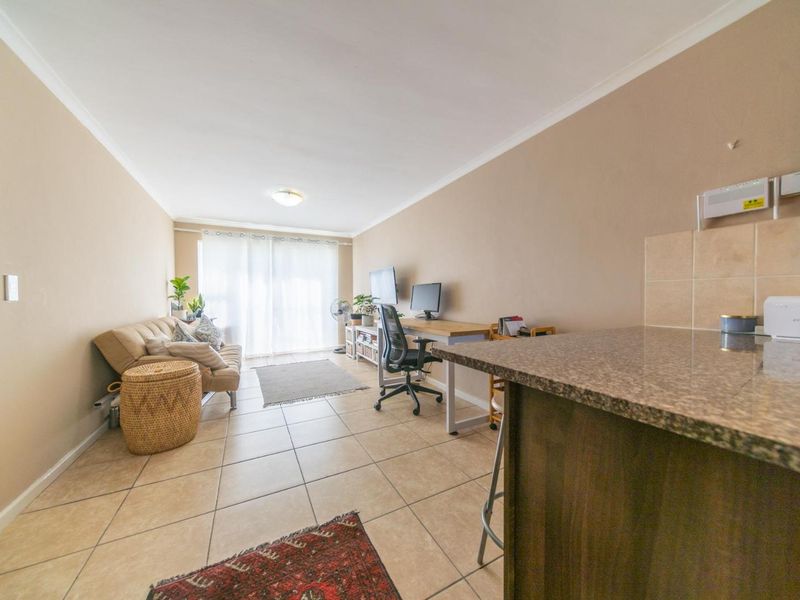Furnished 2-Bedroom Ground Floor Apartment - Photo 4