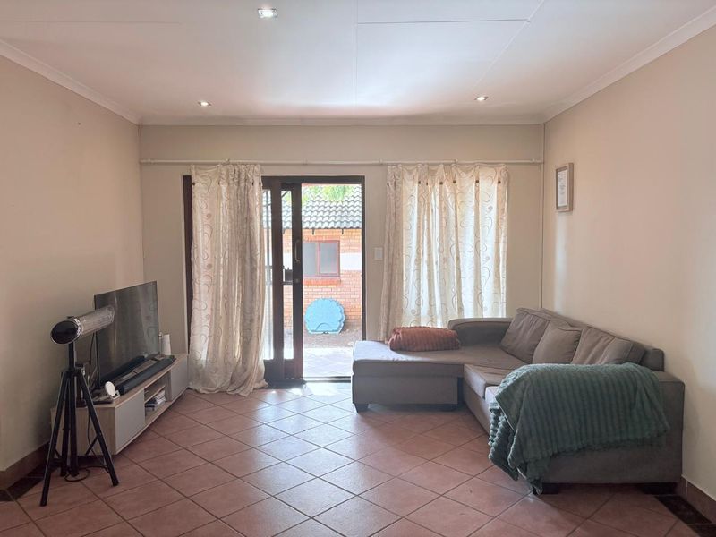 Modern 2-Bedroom, 2-Bathroom Townhouse in Prime Security Estate - Photo 5