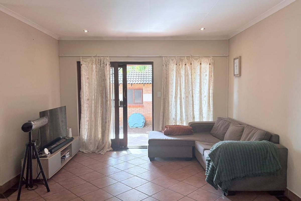 Modern 2-Bedroom, 2-Bathroom Townhouse in Prime Security Estate - Photo 5