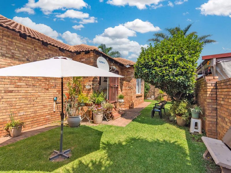 Modern, Move-In Ready Home with Spacious Pet-Friendly Garden - Photo 4