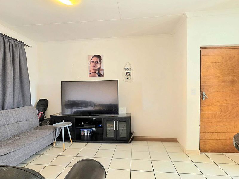 2 Bedroom Apartment / Flat for Sale in South Crest - Photo 2