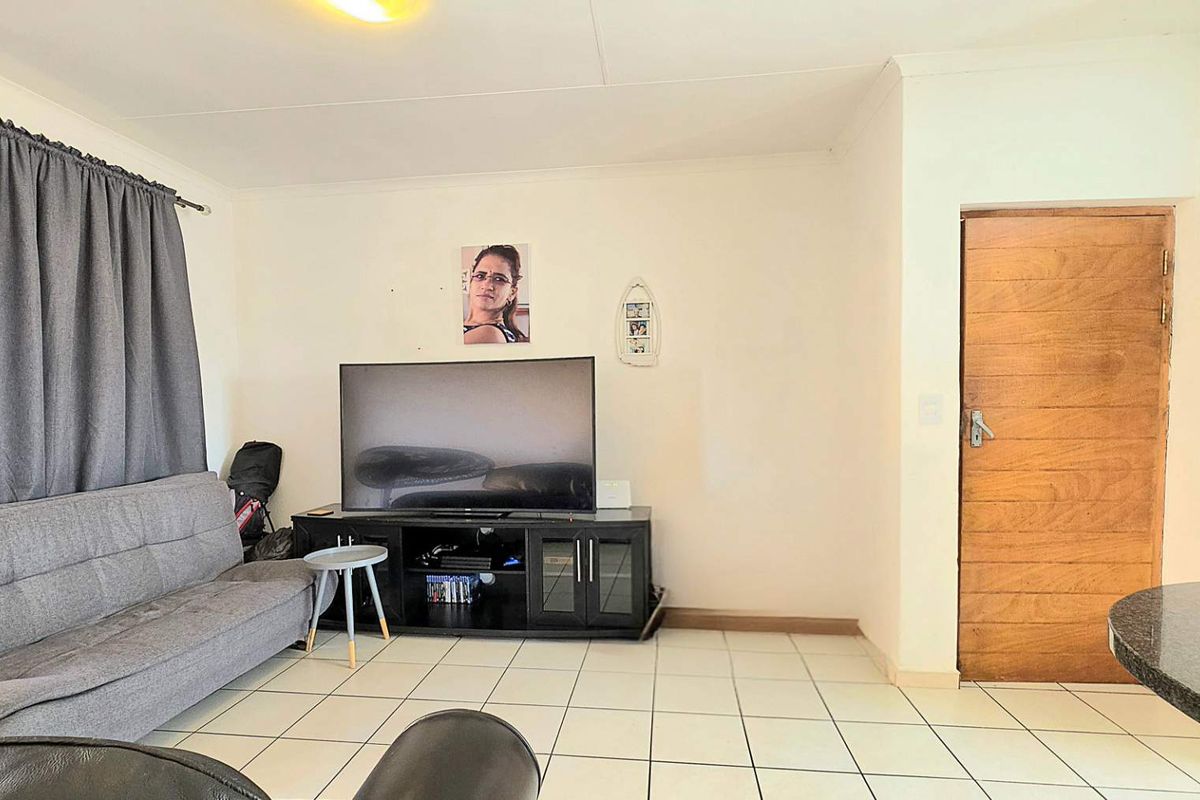 2 Bedroom Apartment / Flat for Sale in South Crest - Photo 2