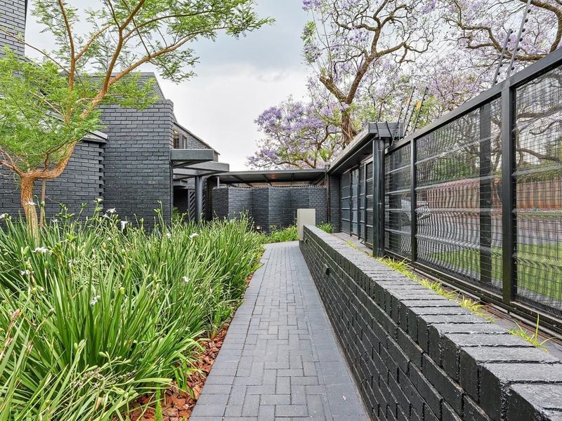 6 Bedroom For Sale - Photo 4