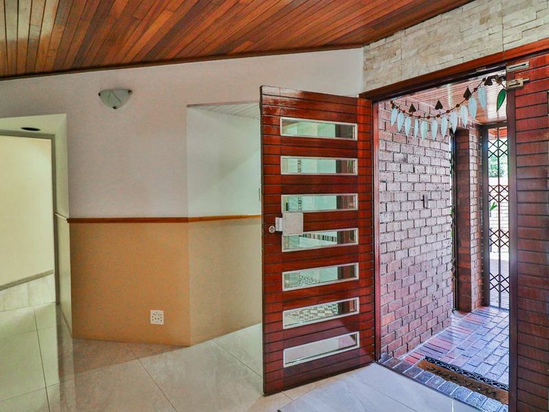 Charming 4-Bedroom Home in a Boomed Area with Sparkling Pool & Modern Kitchen - Photo 2