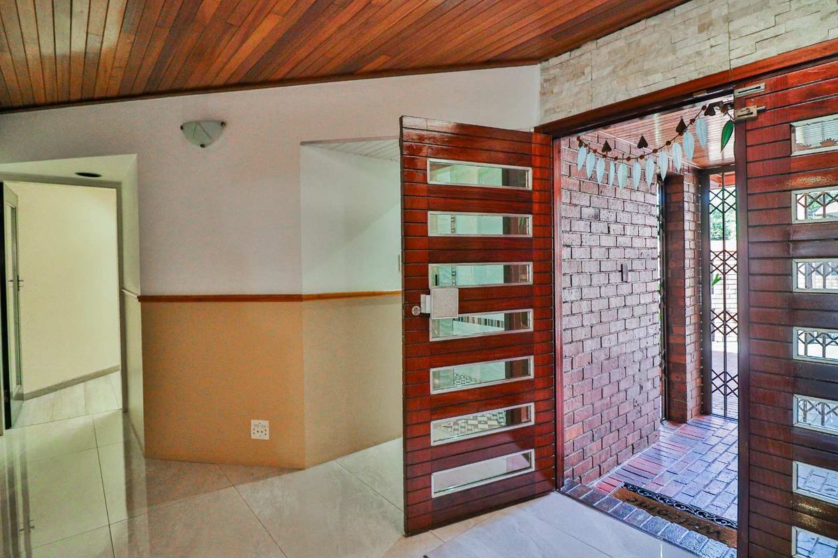 Charming 4-Bedroom Home in a Boomed Area with Sparkling Pool & Modern Kitchen - Photo 2