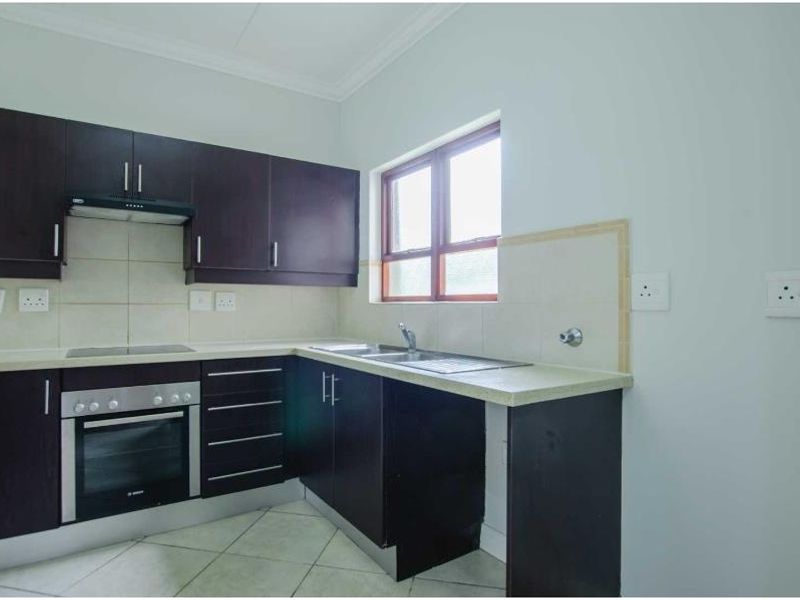 Modern Newly Renovated Ground-Floor Apartment in Tranquil Crowthorne Village with Country Living Charm - Photo 8
