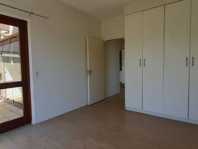 Spacious 2 bed, 1 bath loft apartment available in Lonehill - Photo 9