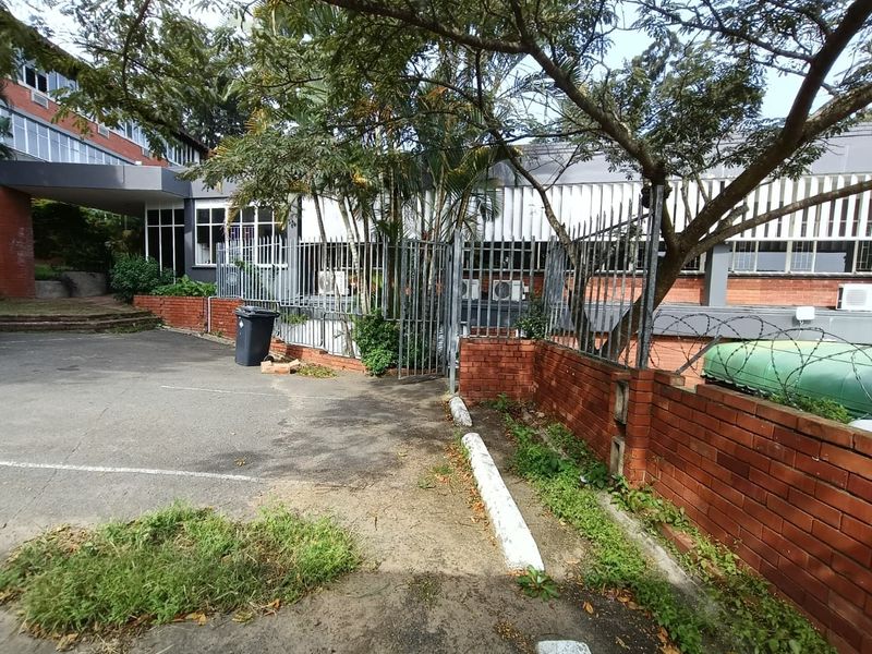 TO LET | SECURE OFFICE FACILITY – PRIME ACCESS | PROFESSIONAL SETTING - Photo 2