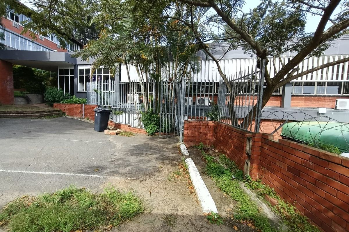 TO LET | SECURE OFFICE FACILITY – PRIME ACCESS | PROFESSIONAL SETTING - Photo 2