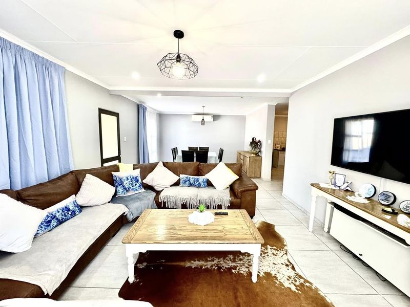 4 Bedroom House For Sale in Elisenheim - Photo 6