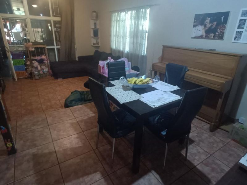 Spacious Duplex For Sale in Clubview. - Photo 7