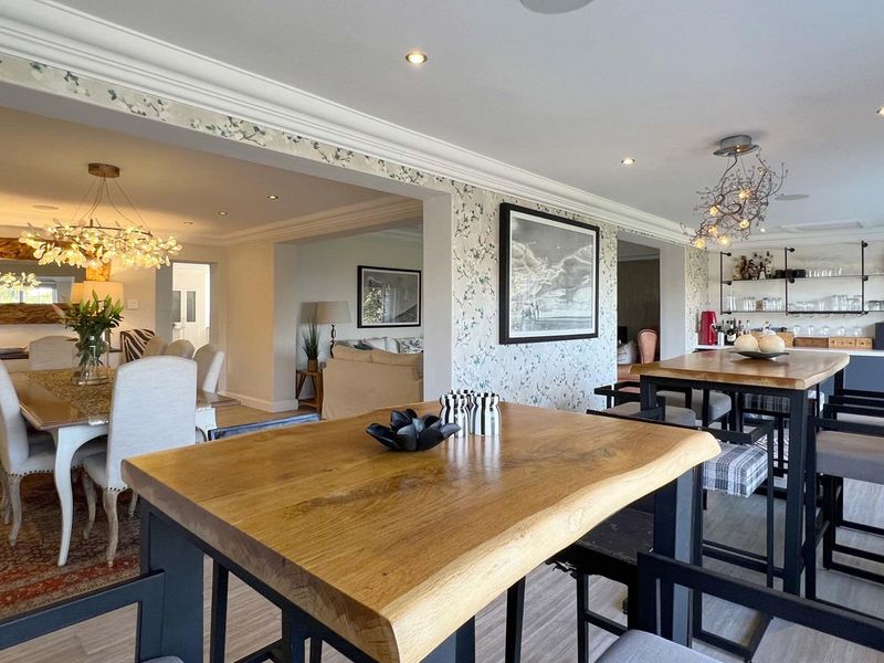 Magnificent Six-Bedroom Family Residence with Sea Views – Durban North - Photo 8