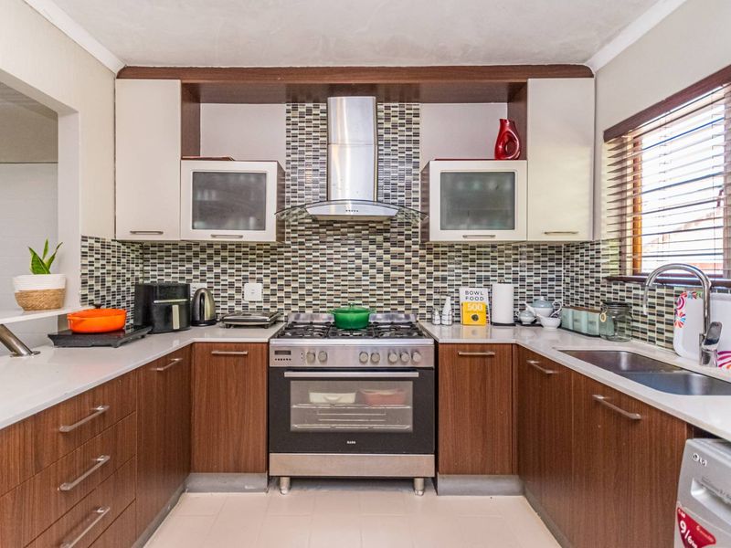 Perfect for families - modern Home with pool and garden - Photo 10