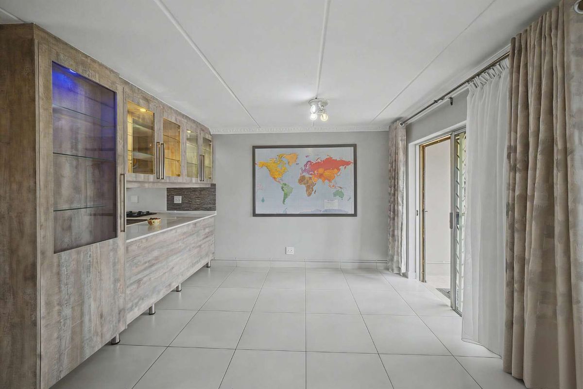 Three Bedroom townhouse in Annlin - Photo 5