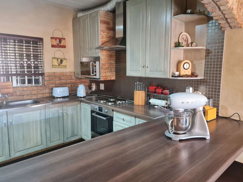 BEAUTIFUL BOTTOM STACK UNIT WITH LOTS OF EXTRAS - Photo 8