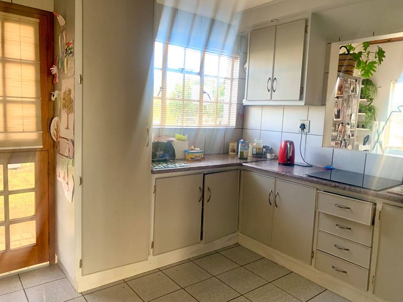 Spacious Smallholding with Family Home & newly Build Bachelor Flatlet – Southern Suburbs, Bloemfontein - Photo 3