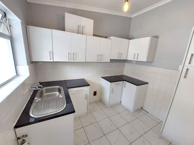 Top Floor Corner Unfurnished One-Bedroom Apartment To Let in Camps Bay! - Photo 3