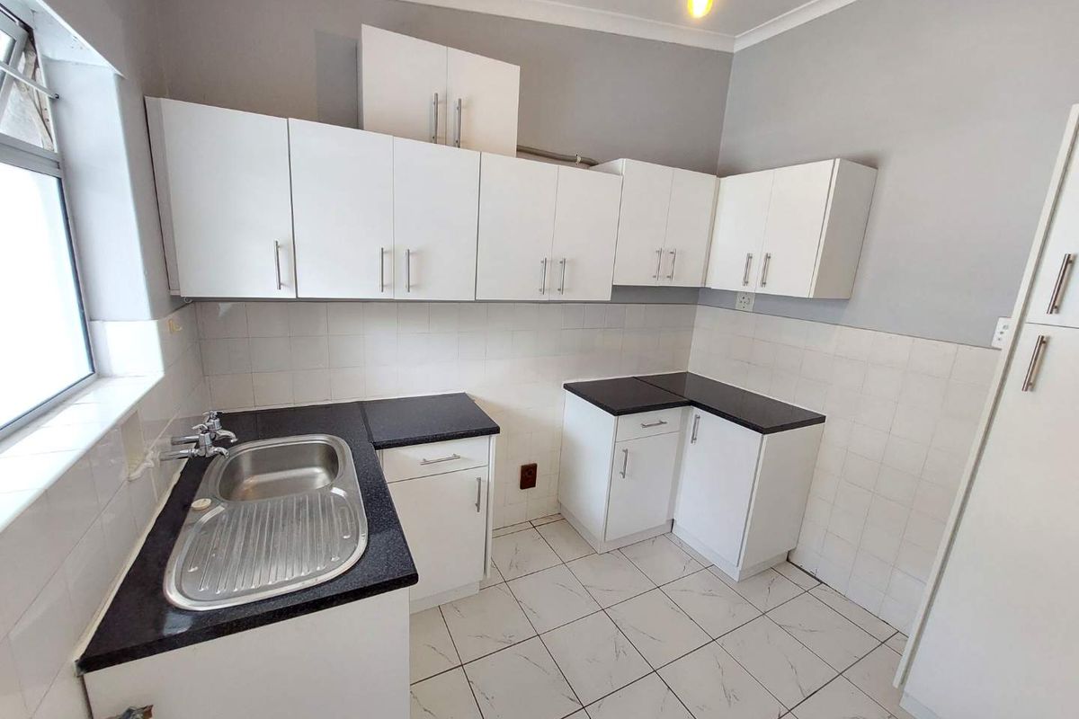 Top Floor Corner Unfurnished One-Bedroom Apartment To Let in Camps Bay! - Photo 3