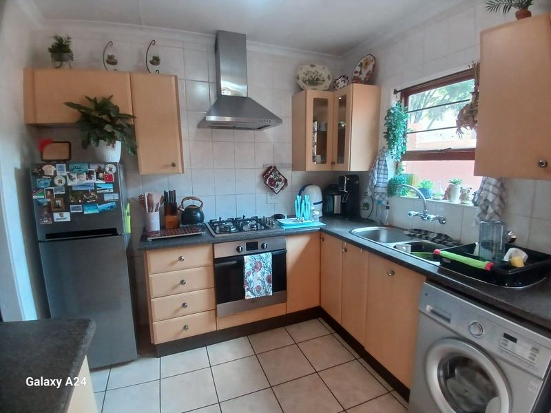 Spacious Home with Great Potential – Bishops Court, Van Riebeeck Park - Photo 2