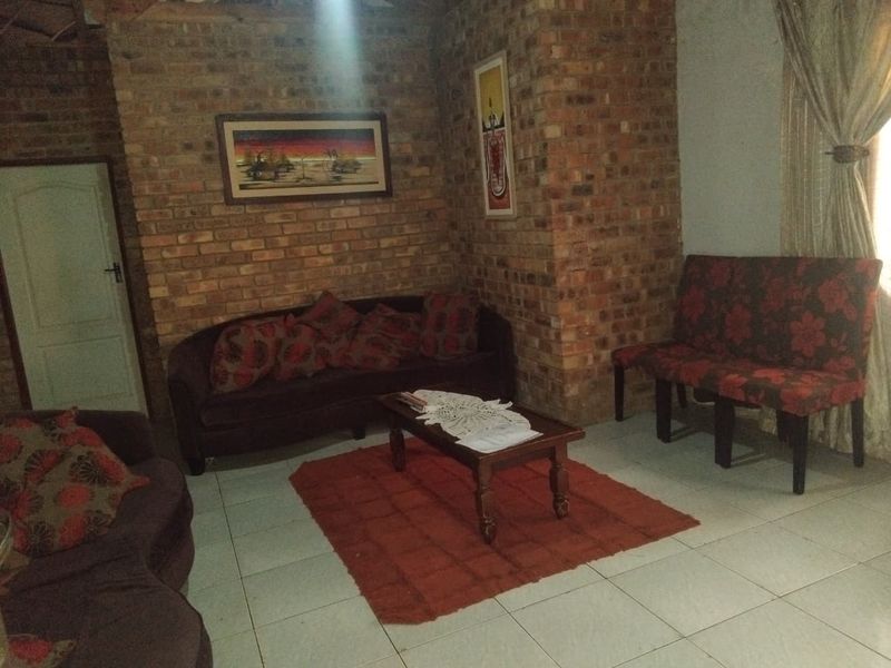 Big beautiful house in Soshanguve south - Photo 3