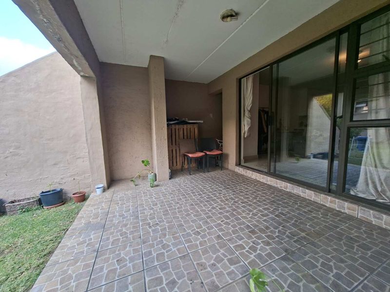 Spacious Groundfloor 2 Bedroom Apartment in low density complex - Photo 3