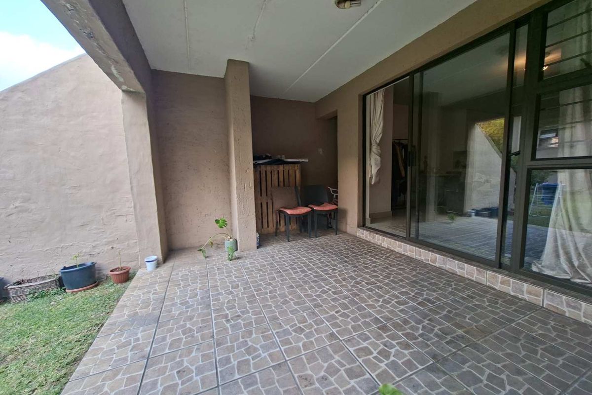 Spacious Groundfloor 2 Bedroom Apartment in low density complex - Photo 3