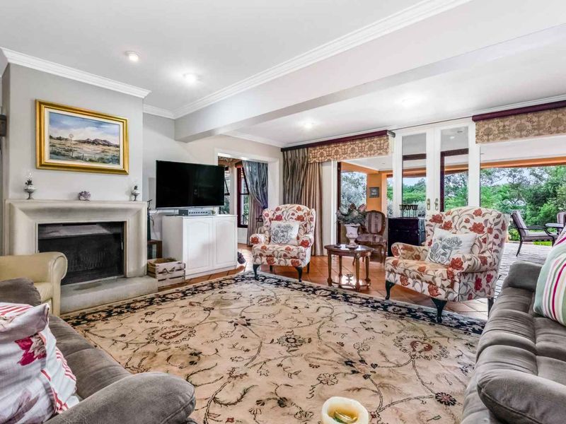 GORGEOUS FAMILY HOME, TUCKED AWAY IN BEAULIEU COUNTRY ESTATE AMONGST LEAFY SERENITY - OFFERING EQUESTRIAN FACILITIES AND A COTTAGE - Photo 3