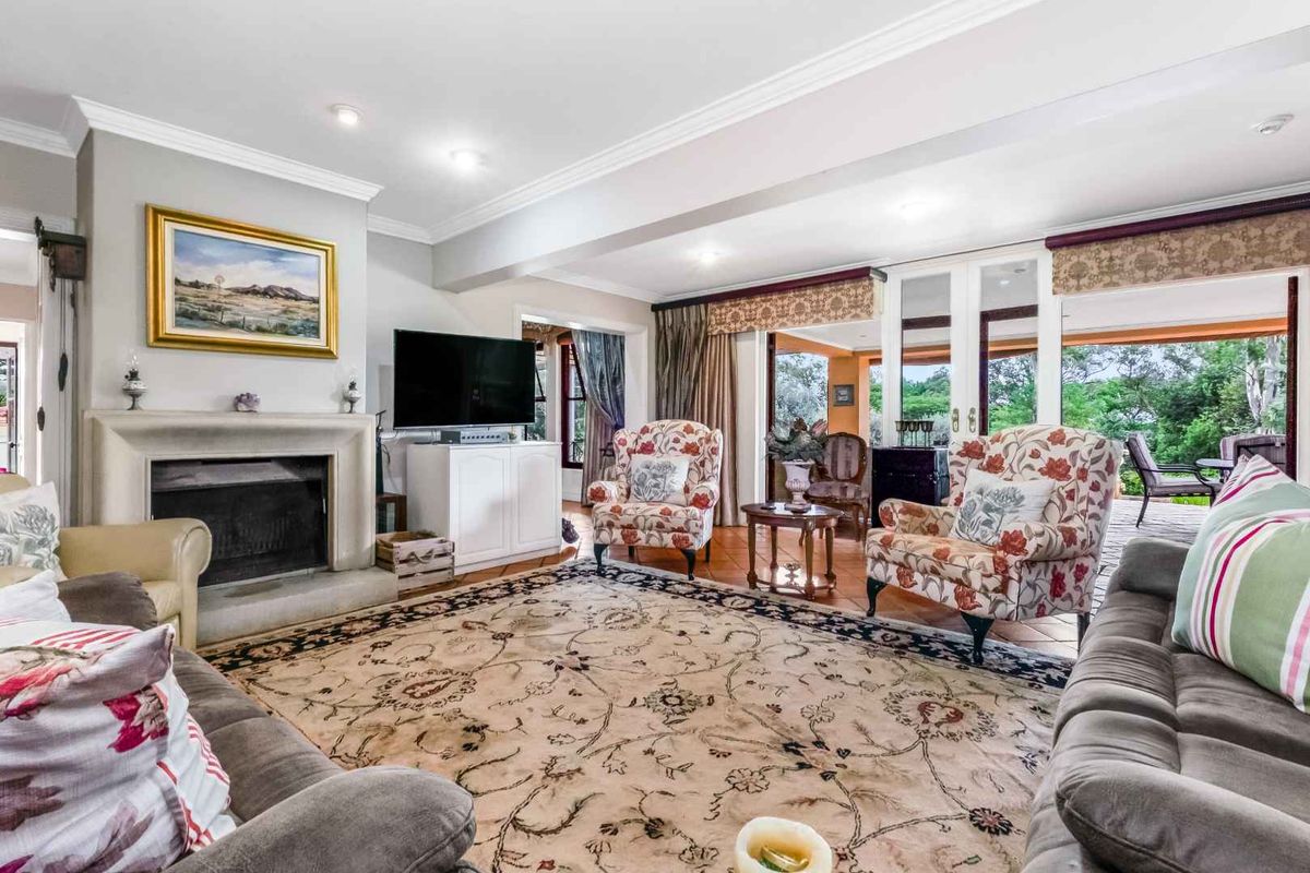 GORGEOUS FAMILY HOME, TUCKED AWAY IN BEAULIEU COUNTRY ESTATE AMONGST LEAFY SERENITY - OFFERING EQUESTRIAN FACILITIES AND A COTTAGE - Photo 3