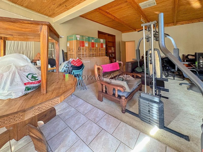 Otjiwarongo:  4 Bedr Home with 1 Bedr flat ON LARGE PLOT is for Sale - Photo 3