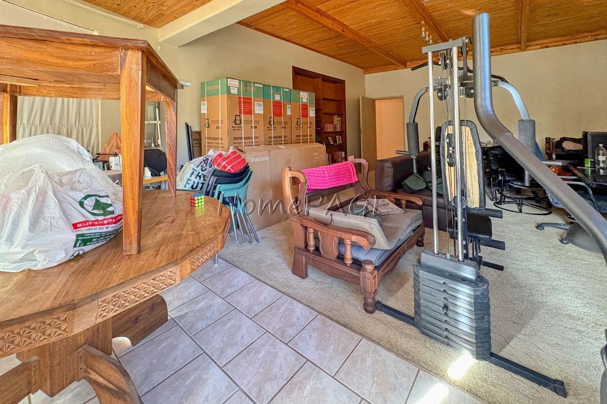 Otjiwarongo:  4 Bedr Home with 1 Bedr flat ON LARGE PLOT is for Sale - Photo 3